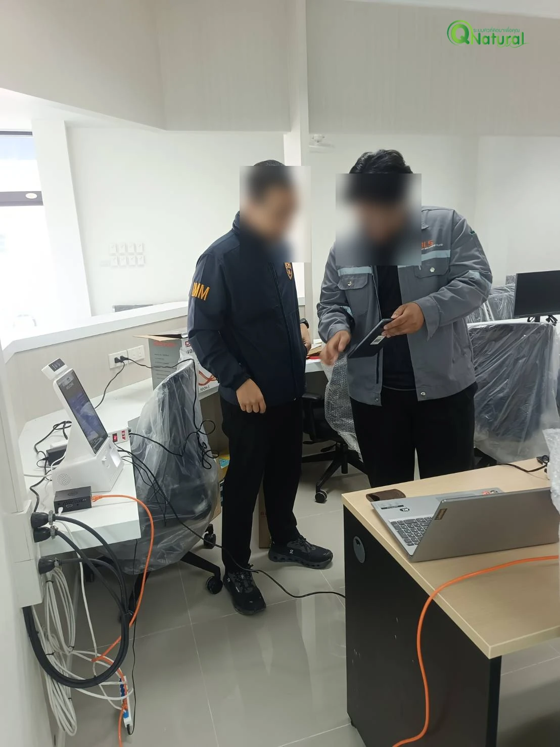ทีมงาน Q Natural ติดตั้งและตั้งค่าระบบเรียกคิวที่สำนักงานตรวจคนเข้าเมืองสมุทรสาคร