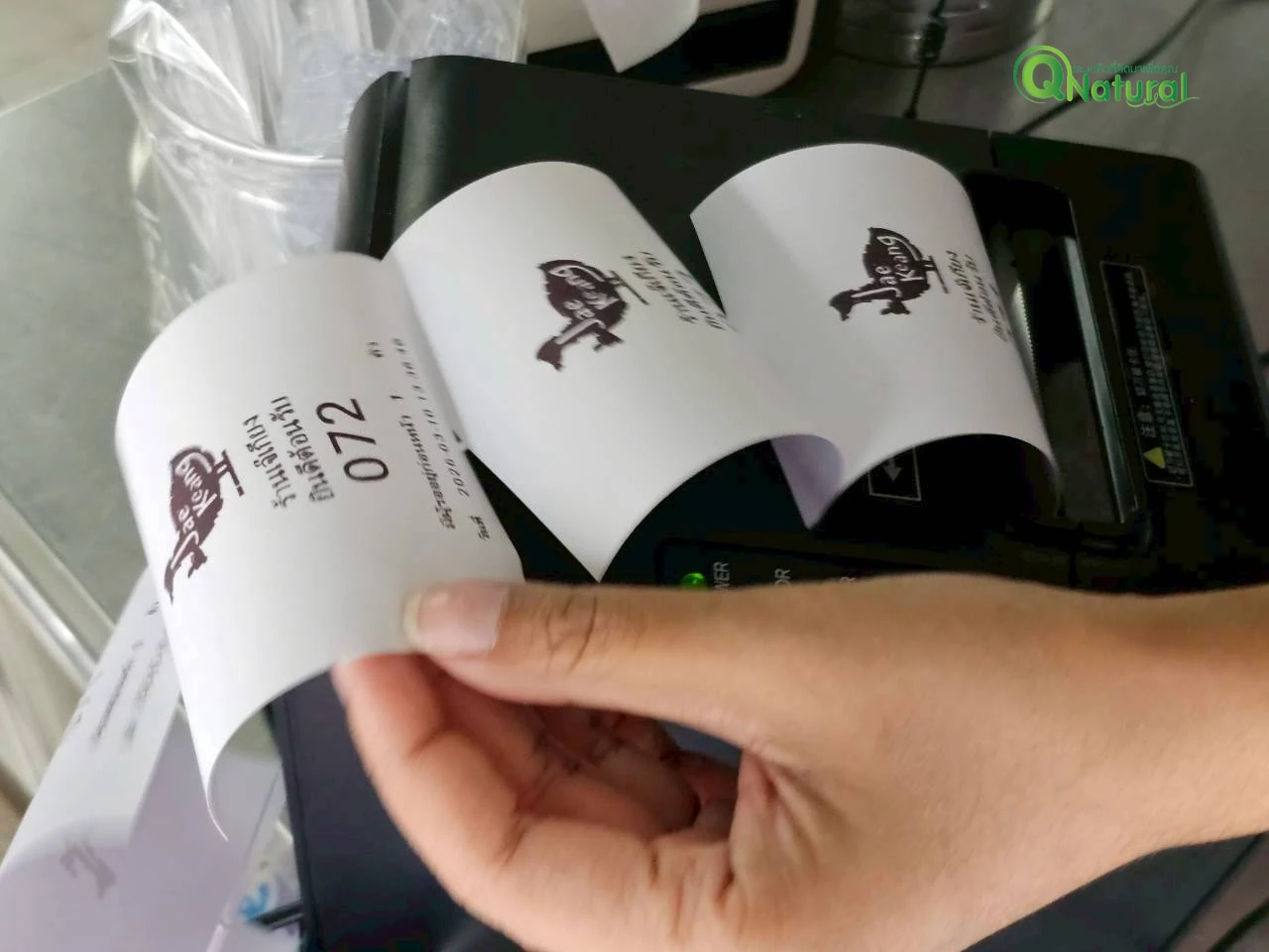 เครื่องพิมพ์บัตรคิวที่ร้านเจ๊เกียง ปทุมวัน กำลังพิมพ์บัตรคิวเลข 072 พร้อมโลโก้ร้าน