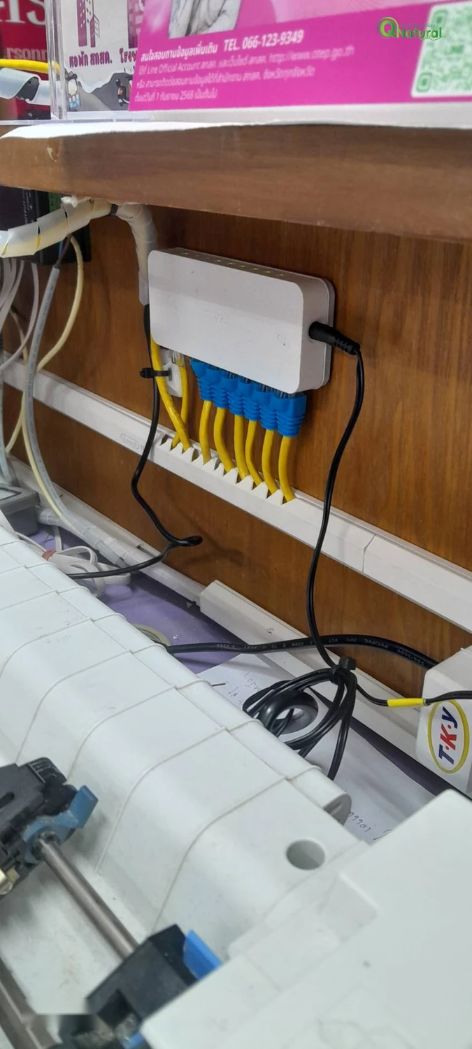 กล่องรวมข้อมูลของเครื่องประเมินความพึงพอใจติดผนัง พร้อมสายสัญญาณเชื่อมต่อหลายเส้น