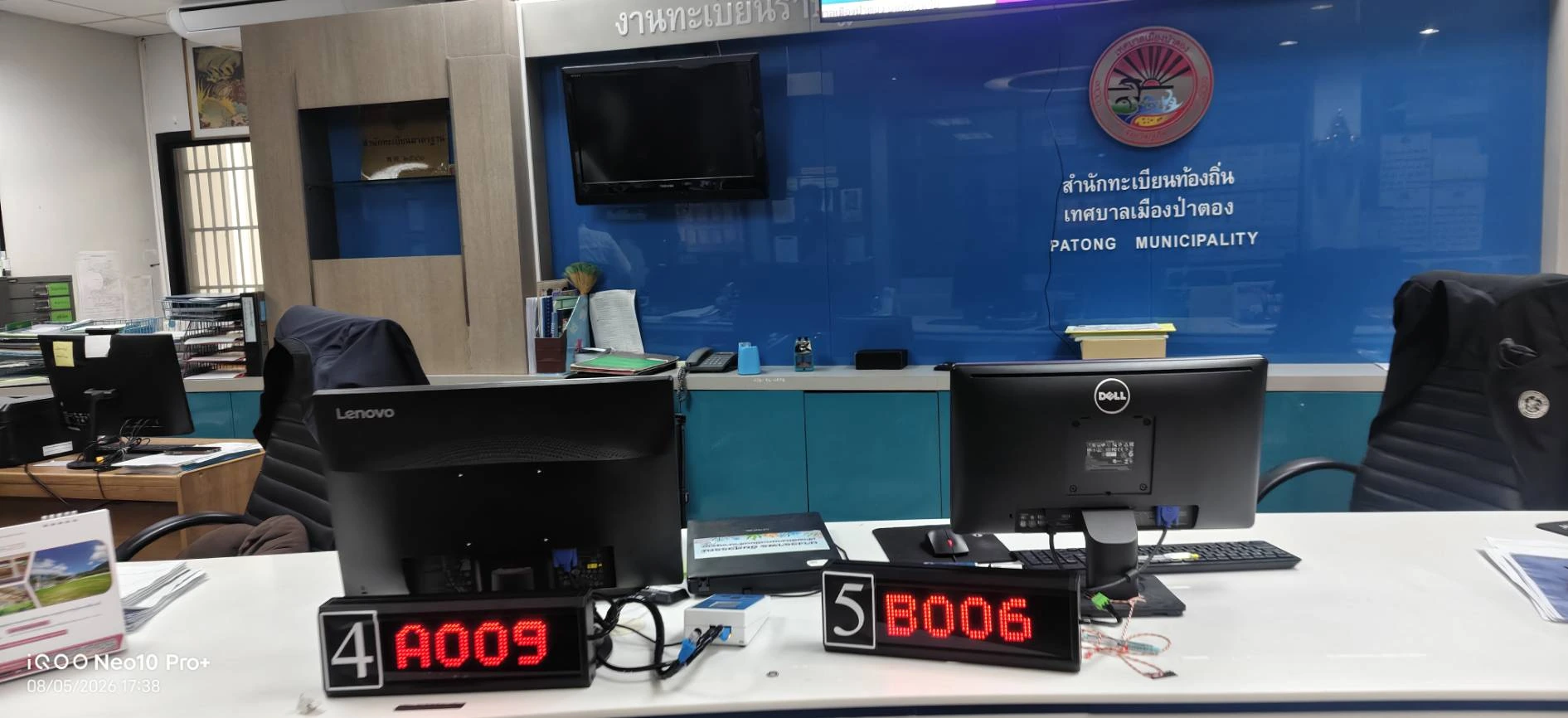 ป้ายเลขคิวแบบ matrix ประจำเคาน์เตอร์ที่เทศบาลเมืองป่าตอง