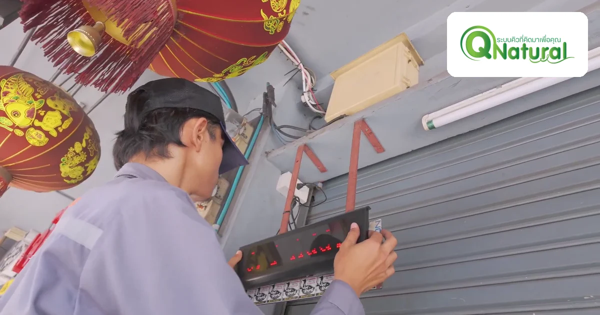 ช่างติดตั้งจอแสดงผลคิว LED ของระบบเรียกคิว Q Natural ที่ร้านอาหารย่านบรรทัดทอง