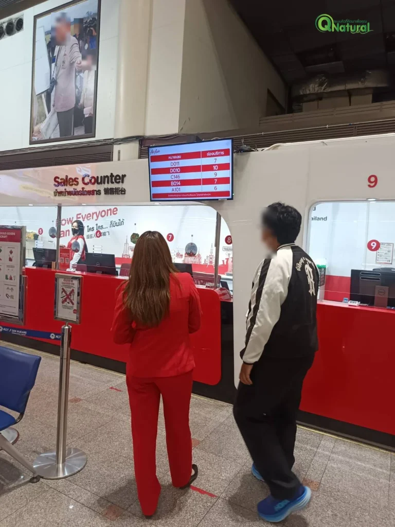 จอแสดงผลคิวกลางที่จุด Sales Counter ของบริษัท ไทยแอร์เอเชีย จำกัด แสดงหมายเลขคิวและช่องบริการ