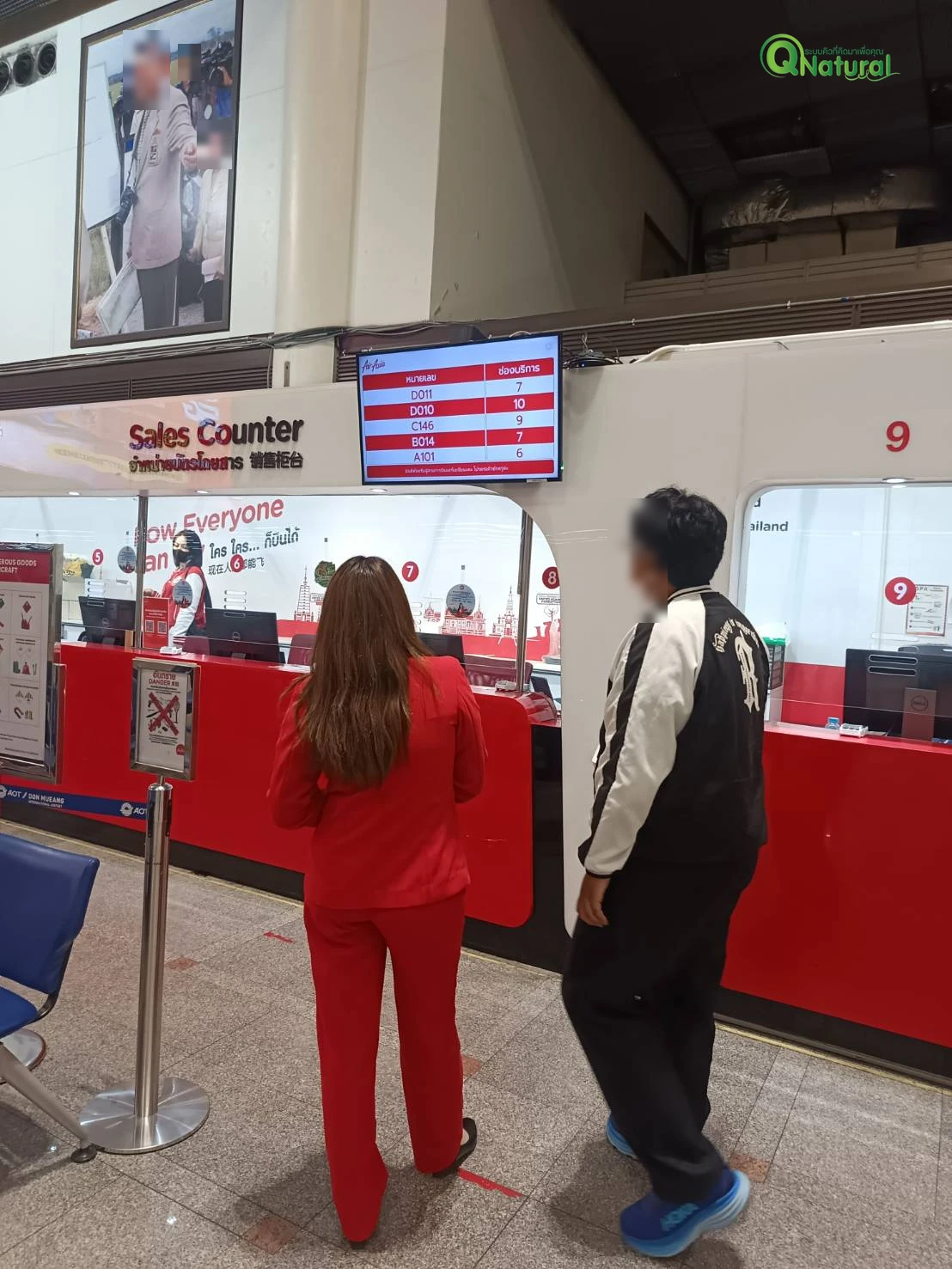 จอแสดงผลคิวกลางที่จุด Sales Counter ของบริษัท ไทยแอร์เอเชีย จำกัด แสดงหมายเลขคิวและช่องบริการ