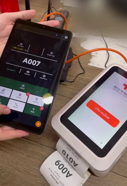 เครื่องกดบัตรคิว QS-QD06 จอสัมผัสพร้อมพิมพ์บัตรในตัว กำลังพิมพ์บัตรคิวระหว่างทดสอบระบบ