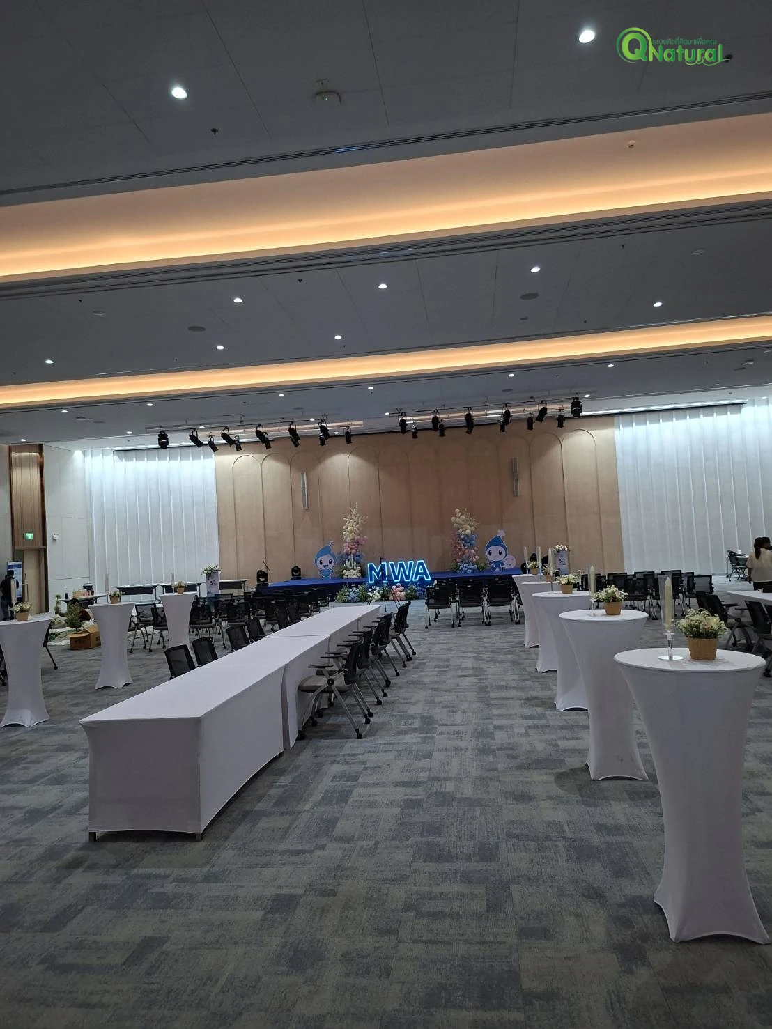 บรรยากาศงานอีเวนต์ในห้องจัดเลี้ยง ที่ใช้ระบบคิวแบบให้เช่าสำหรับจัดลำดับผู้ร่วมงาน