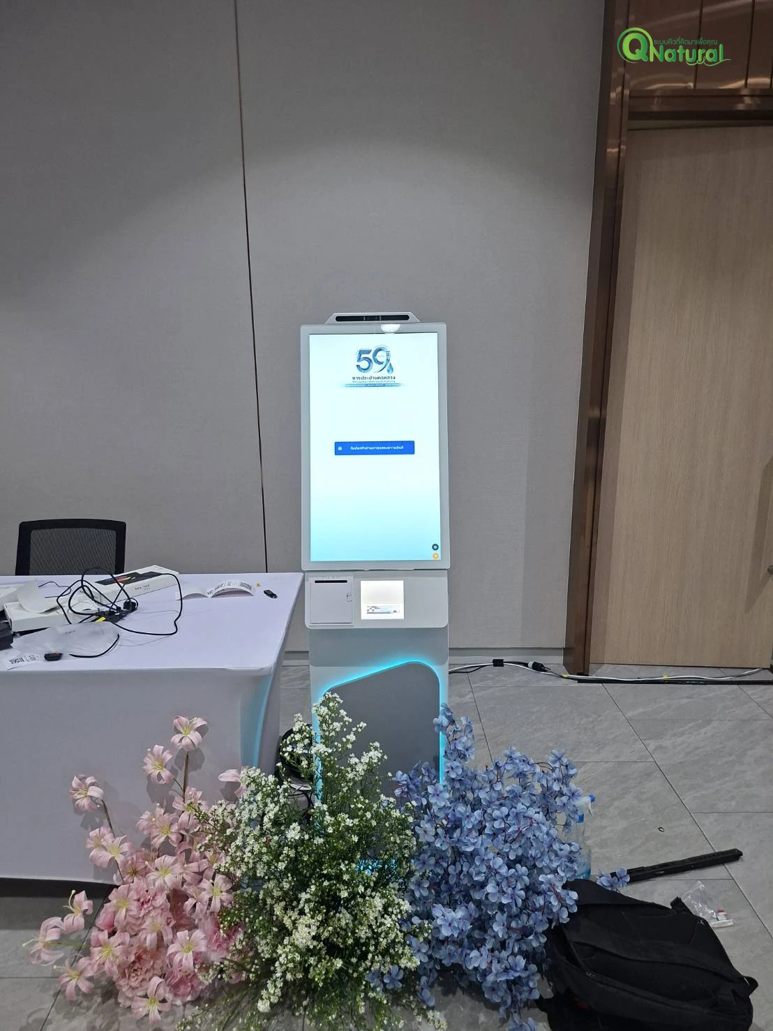 ตู้กดบัตรคิวทัชสกรีนแบบให้เช่าสำหรับงานอีเวนต์ พร้อมจอสัมผัสและช่องพิมพ์บัตรคิว
