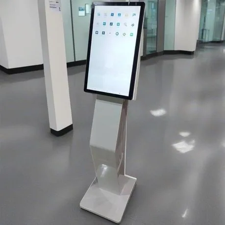ตู้ Self Service Kiosk รุ่น KDS-018 สีขาวดีไซน์ทันสมัย แบบตั้งพื้นพร้อมหน้าจอสัมผัสขนาดใหญ่ มุมมองเฉียงด้านข้างบนพื้นหลังขาว