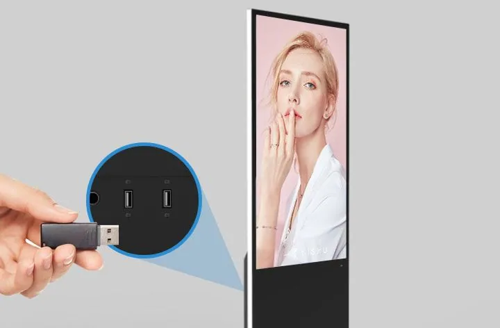 ตู้ Kiosk รุ่น KDS-003 ดีไซน์ทรงสูงสีดำตั้งพื้น แสดงผลภาพแนวตั้งบนหน้าจอขนาดใหญ่ในมุมมองด้านหน้าตรง