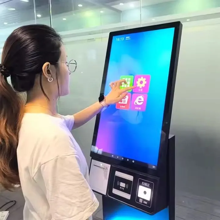 เครื่องคอมพิวเตอร์บริการตัวเอง Self Service Kiosk รุ่น KDS-017 หน้าจอสัมผัสแนวตั้งสีดำ ดีไซน์ทันสมัยแบบตั้งพื้นสำหรับใช้งานในอาคาร