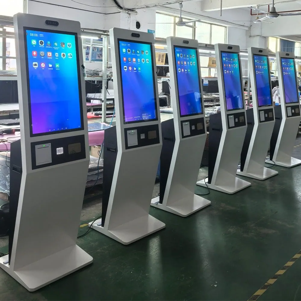 ตู้ Self Service Kiosk รุ่น KDS-010 สีขาว ดีไซน์ทรงสูงแบบตั้งพื้น มุมมองด้านข้างและด้านหน้า แสดงหน้าจอและช่องสแกนเนอร์