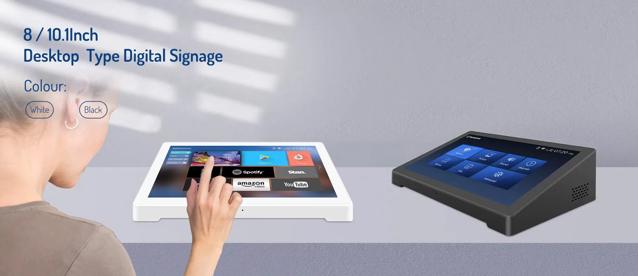 เครื่องเรียกคิว Android รุ่น QS-QT05 หน้าจอสัมผัสสีดำดีไซน์ทันสมัย วางมุมเฉียงแสดงผลเมนูใช้งานบนตัวเครื่องแบบตั้งโต๊ะ