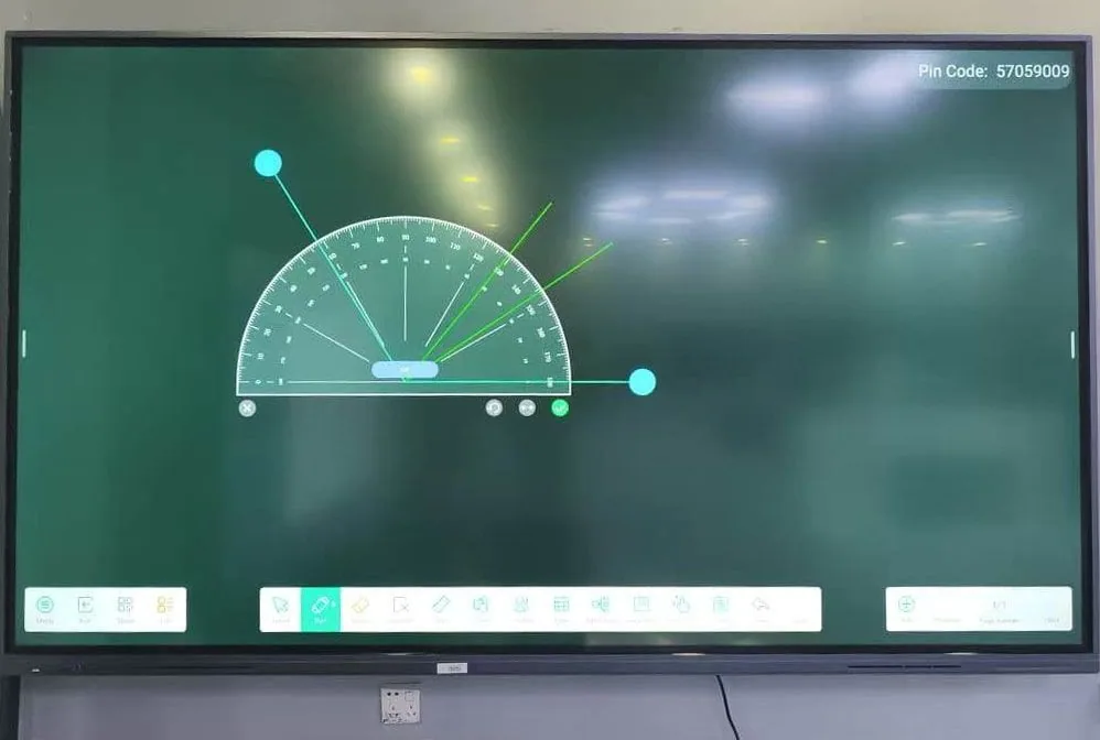 กระดาษไวท์บอร์ดอัจฉริยะ Interactive Smart Whiteboard สีเทาติดตั้งบนขาตั้งแบบลอยตัว มีผู้หญิงกำลังใช้งานเขียนสูตรคณิตศาสตร์บนหน้าจอ