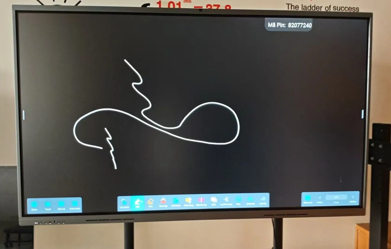 กระดาษไวท์บอร์ดอัจฉริยะ Interactive Smart Whiteboard สีเทาติดตั้งบนขาตั้งแบบลอยตัว มีผู้หญิงกำลังใช้งานเขียนสูตรคณิตศาสตร์บนหน้าจอ