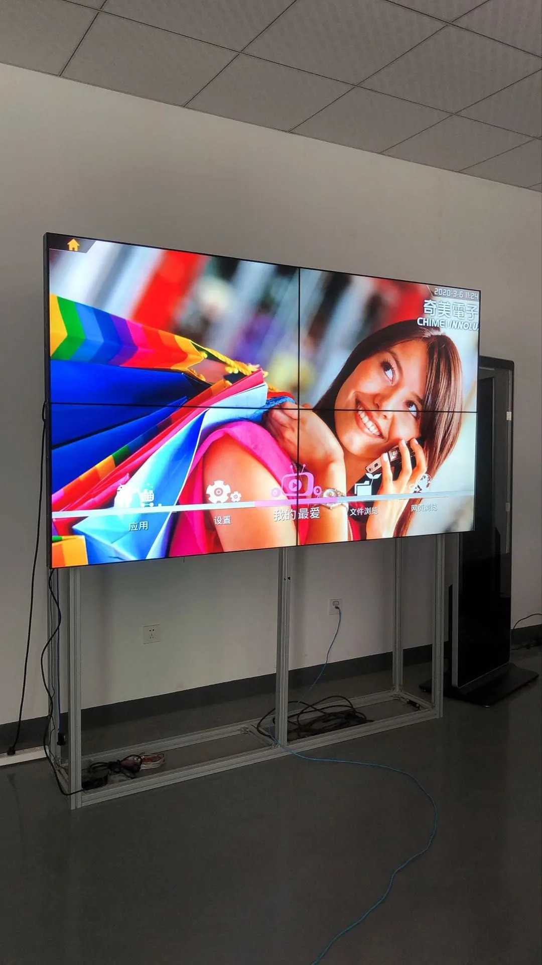 จอ Samsung 55 นิ้ว แบบไร้ขอบติดตั้งบนผนัง แสดงภาพวิวเมืองยามค่ำคืนสีสันสดใสแบบ Video Wall คุณภาพสูง