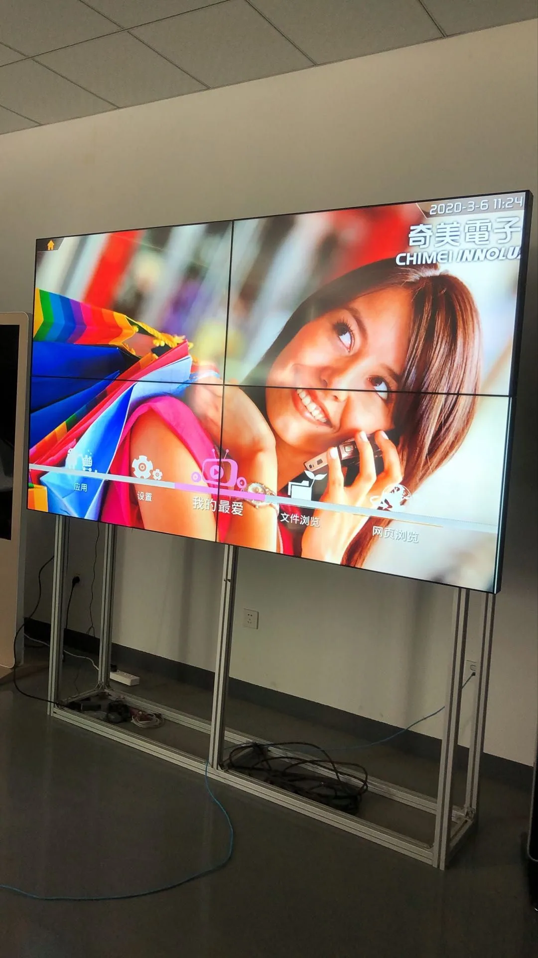 จอ Samsung 55 นิ้ว แบบไร้ขอบติดตั้งบนผนัง แสดงภาพวิวเมืองยามค่ำคืนสีสันสดใสแบบ Video Wall คุณภาพสูง